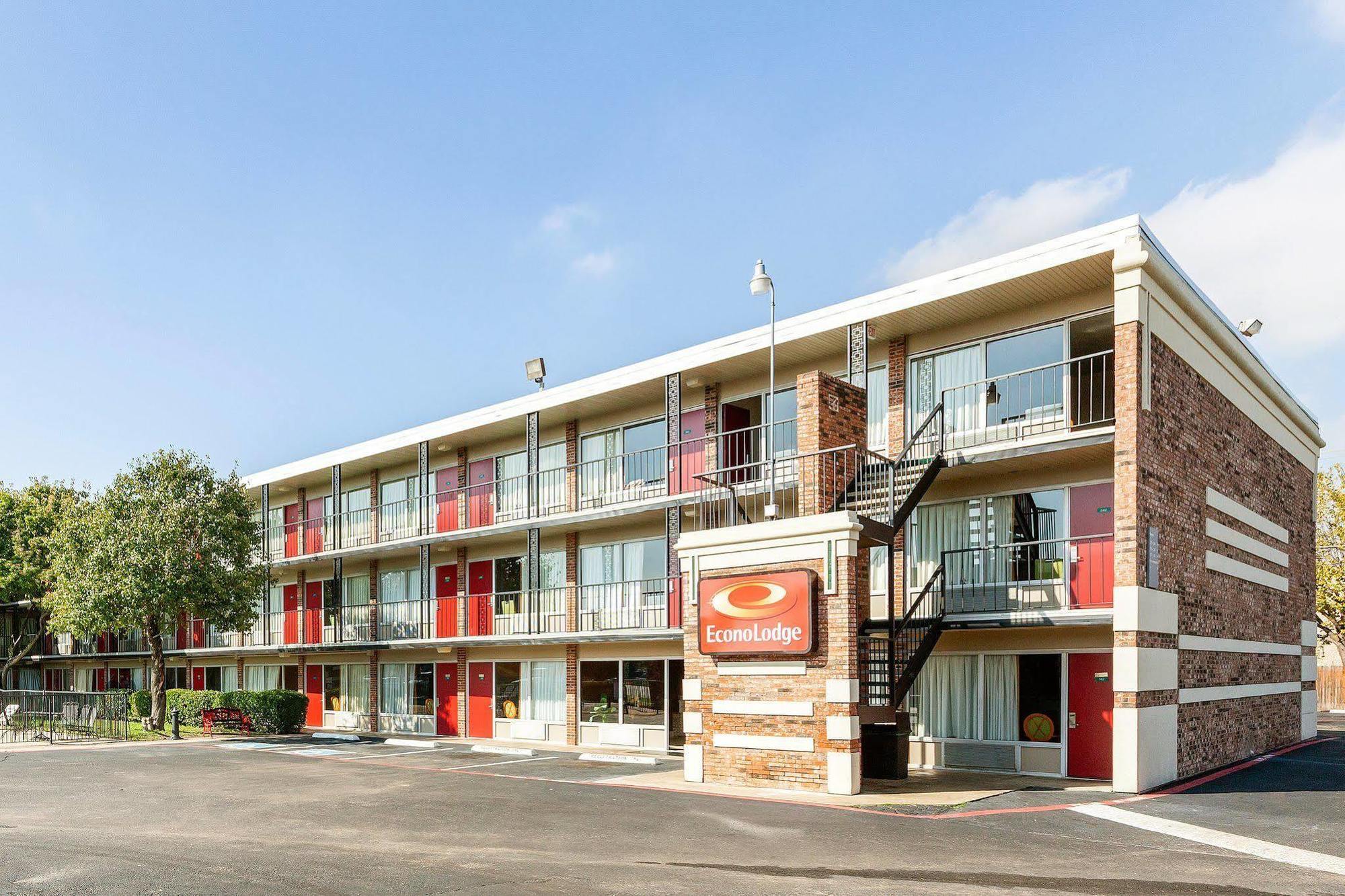 Econo Lodge Airport I-35 North Фармерс-Бранч Экстерьер фото